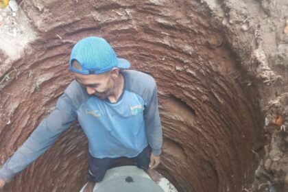 Petugas membuat bak penampungan untuk menjadi wadah sementara limbah cair kotoran sapi dari peternakan sapi di wilayah Cikoko, Pancoran, Jakarta Selatan, Selasa (25/7). Foto: Ist