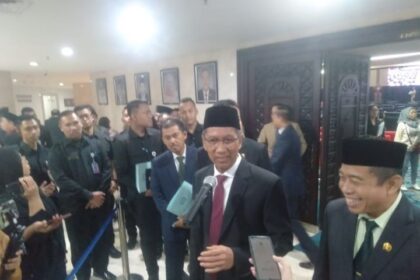 Pj gubernur Heru Budi Hartono usai mengikuti rapat paripurna P2APBD.(foto Sofian/IPOL.id)