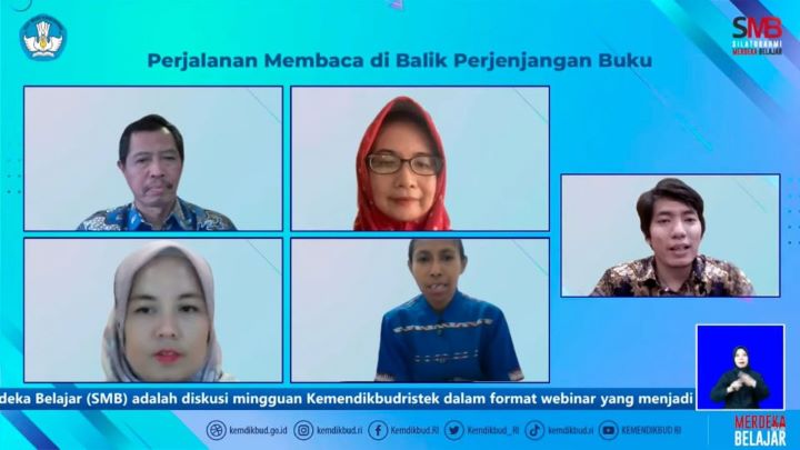 Untuk menumbuhkan kecintaan siswa dalam membaca buku, Kemendikbudristek terus menyosialisasikan kebijakan Perjenjangan Buku kepada sekolah dan pegiat literasi.