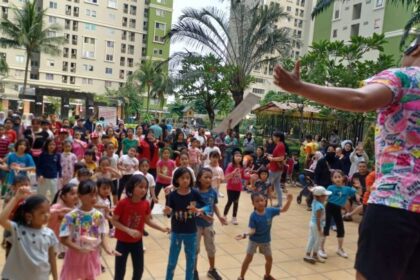 Puluhan anak di lingkungan Apartemen Kalibata City (Kalcit), Pancoran, Jakarta Selatan pada Sabtu (29/7) pagi fun mengikuti gerakan instruktur senam dengan melakukan olah raga senam zumba kids. Foto: Joesvicar Iqbal/ipol.id