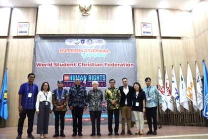 Menkumham, Yasonna Laoly (keempat dari kanan) dalam International Seminar on Human Rights and Fundamentalisms yang diselenggarakan Universitas Kristen Indonesia (UKI) bekerja sama dengan World Student Christian Federation Asia Pacific (WSCF) di Auditorium Graha William Soeryadjaya, Jakarta Timur. Foto: Dok Universitas Kristen Indonesia (UKI)