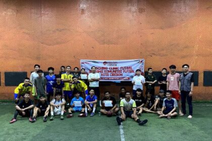 Para anak muda, komunitas futsal milenial dan sukarelawan Orang Muda Ganjar (OMG) usai mengikuti Coaching Clinic Futsal dan bertanding futsal di lapangan Wahidin Futsal di Jalan HKBP, No. 3, Kelurahan Sukapura, Kecamatan Kejaksan, Kota Cirebon, Jawa Barat, Jumat (28/7). Foto: OMG