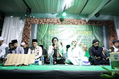 Warga masyarakat dan sukarelawan Gerakan Rakyat Desa Untuk (Gardu) Ganjar Banten melakukan dzikir dan doa bersama untuk ketentraman, kedamaian bangsa jelang Pilpres 2024 di Kampung Jebatan Papan, Desa Kiara Payung, Kecamatan Pakuhaji, Kabupaten Tangerang, Banten, belum lama ini. Foto: Gardu