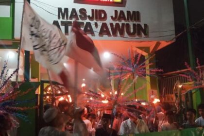 Masyarakat bersama pengurus lingkungan RW 02 menyambut tahun baru Islam 1445 Hijriah dengan melakukan pawai obor bersama, Minggu (16/7) malam. Foto: Ist