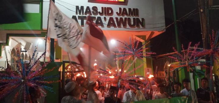 Masyarakat bersama pengurus lingkungan RW 02 menyambut tahun baru Islam 1445 Hijriah dengan melakukan pawai obor bersama, Minggu (16/7) malam. Foto: Ist