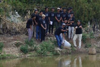 Kelompok sukarelawan Ganjar Muda Padjadjaran (GMP) menebar bibit ikan ke kolam-kolam milik warga di Desa Tanjunglaya, Kecamatan Cikancung, Kabupaten Bandung, Jawa Barat, Rabu (26/7) siang. Foto: GMP