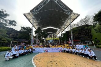 HIPMI Depok dan para anak yatim yang mengikuti acara"HIPMI Depok Berbagi" berfoto bersama di Jungle Land Adventure, Sabtu (29/7). Foto: HIPMI Depok