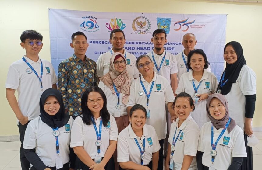 Ikatan Fisioterapi Indonesia (IFI) yang ke 55, pada tanggal 6 Juli 2023 lalu, akademisi dan mahasiswa Prodi Fisioterapi UKI bersama IFI cabang Jakarta Timur berikan penyuluhan kesehatan gerak tubuh di Suku Dinas Kesehatan Jakarta Timur. Foto: UKI