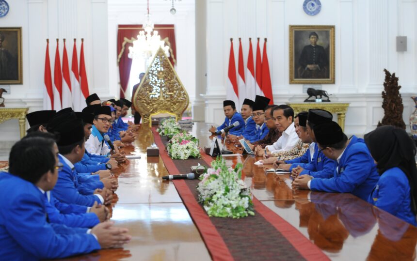 Presiden Joko Widodo menerima Pengurus Besar Pergerakan Mahasiswa Islam Indonesia (PB PMII) di Istana Merdeka, Jakarta, pada Selasa, 25 Juli 2023.