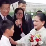 Moment Joko Widodo bersama Ibu Negara, Iriana Jokowi sampai di China, Foto: Tiktok @yaya__wowo