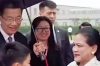 Moment Joko Widodo bersama Ibu Negara, Iriana Jokowi sampai di China, Foto: Tiktok @yaya__wowo