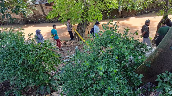 Warga dan pedagang buah di sekitaran di Kali Baru, Ciracas, Jakarta Timur beberapa hari lalu dihebohkan adanya temuan jasad bayi hingga polisi datang mengamankan dan memasang garis police line di TKP. Foto: Ist