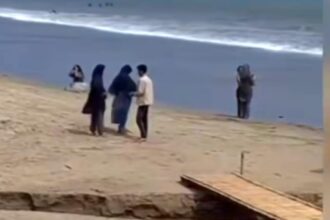 Oknum memaksa minta uang Rp5.000 kepada wisatawan di pantai carita karena melewati jembatan diklaim milik mereka, Foto : Tanggap Layar Instagram @terang_media
