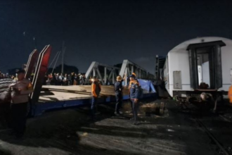 Gerbong KA Brantas saat proses evakuasi. Foto: NTMC