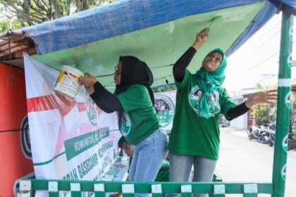 Dua pengemudi ojek online (Ojol) perempuan di wilayah Jakarta Barat melakukan bedah basecamp sekaligus Posko Pemenangan Ganjar Capres di 2024 pada Rabu (12/7) siang. Sehingga Posko pemenangan di Jakarta terus bertambah. Foto: Kajol