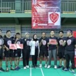 Sukarelawan Pandawa Ganjar bersama puluhan pemuda Kalimantan saat pemberian hadiah kepada pemenang kompetisi bulu tangkis yang diadakan di Gatsu Sports Center di kawasan Setiabudi, Jakarta Selatan, Rabu (19/7) siang. Foto: Pandawa