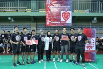 Sukarelawan Pandawa Ganjar bersama puluhan pemuda Kalimantan saat pemberian hadiah kepada pemenang kompetisi bulu tangkis yang diadakan di Gatsu Sports Center di kawasan Setiabudi, Jakarta Selatan, Rabu (19/7) siang. Foto: Pandawa