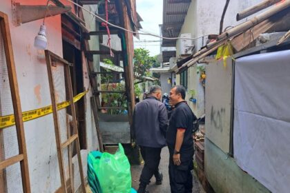 Polsek Tebet memasang garis police line pada unit rumah di Jalan Tri Jaya III, RT 08 RW 07, No. 15, Kelurahan Tebet Barat, Tebet, Jakarta Selatan yang sebelumnya kebakaran disebabkan ledakan tabung gas 3 kilogram belum lama ini. Foto: Ist