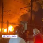 Kebakaran rumah warga di antara Stasiun Klender dan Stasiun Buaran, Foto : Tangkap layar Instagram @sanskey