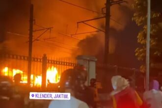 Kebakaran rumah warga di antara Stasiun Klender dan Stasiun Buaran, Foto : Tangkap layar Instagram @sanskey
