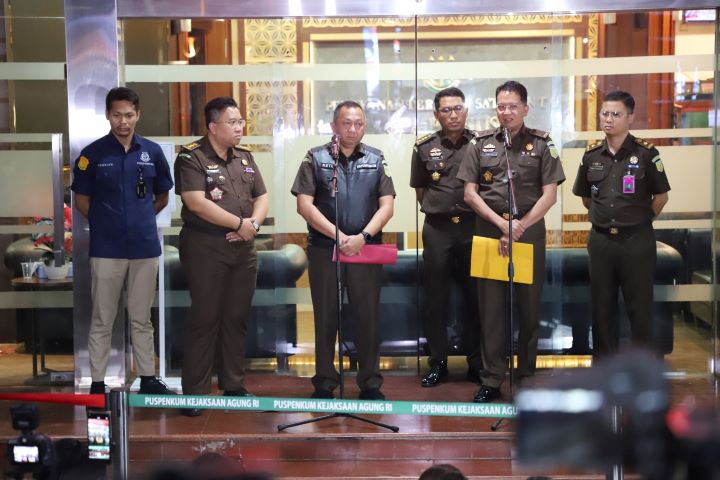 Kapuspenkum Kejaksaan Agung, Ketut Sumedana (ketiga dari kiri) usai pemeriksaan Menko Perekonomian, Airlangga Hartarto di Gedung Bundar, Jakarta Selatan, Senin (24/7). Foto: Yudha Krastawan/ipol.id