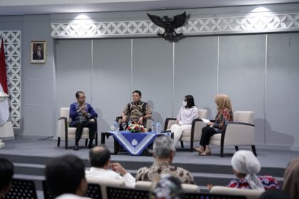 Direktorat Pelindungan WNI Kementerian Luar Negeri bekerjasama dengan Universitas Negeri Yogyakarta (UNY) menyelenggarakan seminar dan diskusi publik bertajuk “Pencegahan Kasus Online Scamming dan Pelindungan WNI di Luar Negeri” di Gedung Pasca Sarjana UNY. Foto: Kemenlu