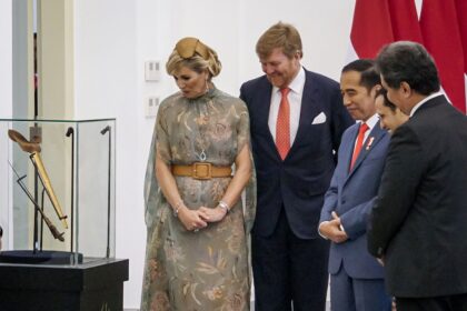 Raja dan Ratu Belanda melihat Keris Pangeran Diponegoro yg diserahkan Belanda pada 3 Maret 2020 lalu.