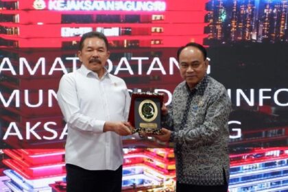 Jaksa Agung ST Burhanuddin (kiri) dan Menteri Komunikasi dan Informatika (Menkominfo) Arie Budi Setiadi usai menggelar pertemuan tertutup di Gedung Utama Kejaksaan Agung, Senin (24/7). Foto: Puspenkum Kejaksaan Agung