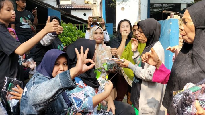 Ibu-Ibu mencicipi masakan kacang teri matang dalam program 'Icip-Icip Cita Rasa Nusantara' yang digelar Komunitas Warteg Tegal (Kowarteg) Indonesia di Jalan Menara II, Kelurahan Meruya Selatan, Kecamatan Kembangan, Jakarta Barat, Selasa (4/7) siang. Foto: Kowarteg