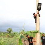 Komunitas Supir Truk (KST) Pendukung Ganjar memberikan bantuan lampu penerangan jalan dan langsung memasangnya di salah satu pangkalan truk di Desa Sukamanah, Kecamatan Jiput, Kabupaten Pandeglang, Banten, Rabu (5/7). Foto: KST