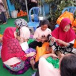 Mak Ganjar bersama Rumah Cinta Yayasan Balumba memberikan pelatihan membuat hiasan bunga kepada Ibu-Ibu di Prambanan Raya, Blok F1, No. 12, Kelurahan Aren Jaya, Kecamatan Bekasi Timur, Kota Bekasi, Jawa Barat, Rabu (5/7). Foto: Mak