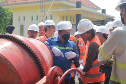 Dosen ITS saat mempraktikkan langsung pembuatan beton dan bata ringan FABA kepada para peserta pelatihan. Foto: ITS