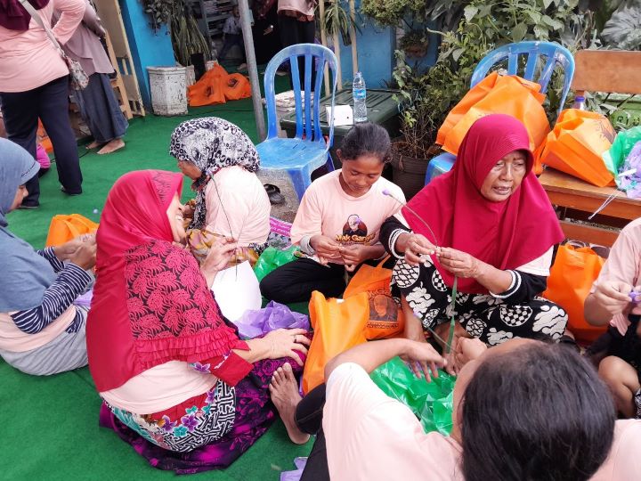 Mak Ganjar bersama Rumah Cinta Yayasan Balumba memberikan pelatihan membuat hiasan bunga kepada Ibu-Ibu di Prambanan Raya, Blok F1, No. 12, Kelurahan Aren Jaya, Kecamatan Bekasi Timur, Kota Bekasi, Jawa Barat, Rabu (5/7). Foto: Mak