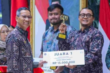 Pj Gubernur Heru Budi saat memberikan hadiah juara I.(foto dok Pemprov)