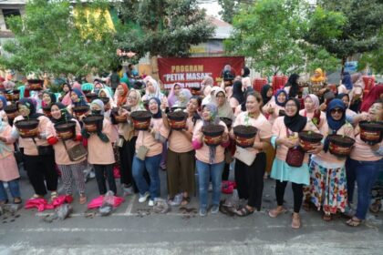 Para Ibu bersama Mak Ganjar menunjukkan ratusan pohon cabai yang telah ditanam dalam pot di Kelurahan Meruya Utara, Kecamatan Kembangan, Jakarta Barat, Minggu (23/7) siang. Foto: Mak