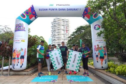 Aman Kapoor, Chief Marketing Officer Manulife Indonesia dan Caroline Utomo, Chief Operating Officer serta jajaran Management Manulife Indonesia, saat membuka fun walk. Foto: Manulife