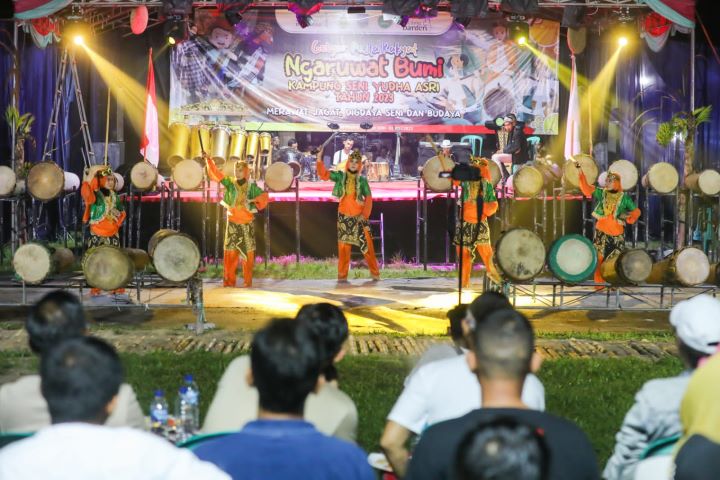 Warga Kampung Seni Yudha Asri Desa Mander, Kecamatan Bandung, Kabupaten Serang, Provinsi Banten menyaksikan acara tradisi budaya Ngaruwat Bumi bersama kelompok sukarelawan Gardu Ganjar (GG). Kegiatan pelestarian seni dan budaya itu digelar sejak Jumat (30/6) hingga Minggu (2/7/2023). Foto: GG