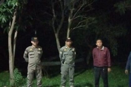 Sejumlah petugas keamanan dalam (Pamdal) berjaga-jaga di Taman Maju Bersama (TMB) Tulip, Jalan Sepakat, RT 04 RW 10, Kelurahan Kelapa Dua Wetan, Kecamatan Ciracas, sejak Rabu (12/7) malam. Foto: Ist