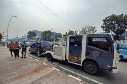 Razia gabungan melibatkan 50 personel dari unsur Sudin Perhubungan, Dinas Perhubungan DKI, Satpol PP, Garnisun, POM TNI dan Satpol Lantas Jakarta Timur menertibkan parkir liar di Jalan Matraman Raya, Jatinegara, Kamis (13/7) siang. Sejumlah motor diangkut dengan truk dan mobil pelanggar diderek. Foto: Joesvicar Iqbal/ipol.id