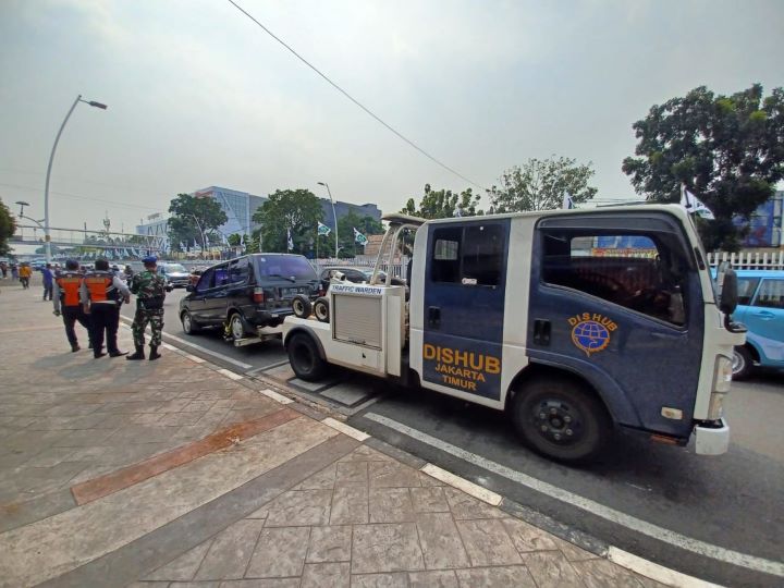 Razia gabungan melibatkan 50 personel dari unsur Sudin Perhubungan, Dinas Perhubungan DKI, Satpol PP, Garnisun, POM TNI dan Satpol Lantas Jakarta Timur menertibkan parkir liar di Jalan Matraman Raya, Jatinegara, Kamis (13/7) siang. Sejumlah motor diangkut dengan truk dan mobil pelanggar diderek. Foto: Joesvicar Iqbal/ipol.id