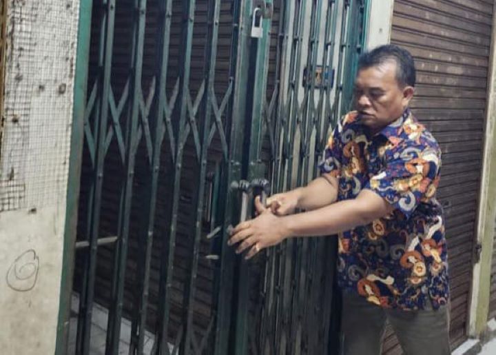 Pengelola Perumda Pasar Jaya melakukan pengecekan secara langsung ke lantai 2 dan 3 Pasar Tanah Abang, Blok G, Jakarta Pusat, Senin (10/7). Foto: Joesvicar Iqbal/ipol.id