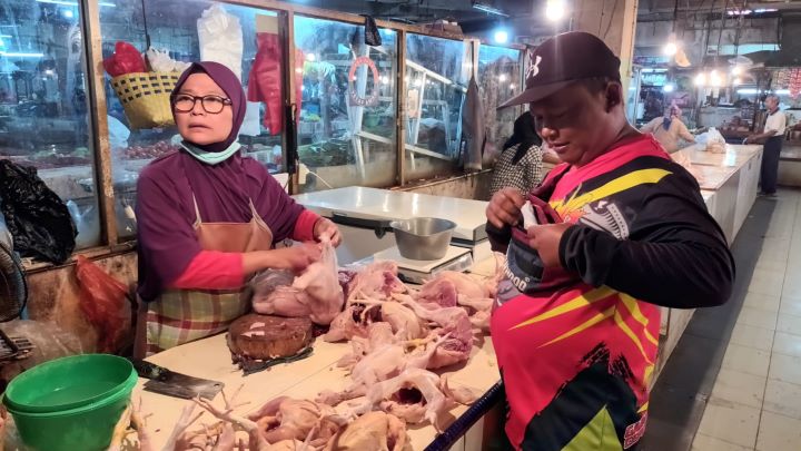 Pedagang di Pasar Cibubur, Ciracas, Jakarta Timur, Nurhayah dan pedagang daging ayam lainnya mengeluhkan adanya kenaikan harga ayam per ekor, Selasa (11/7). Foto: Ist