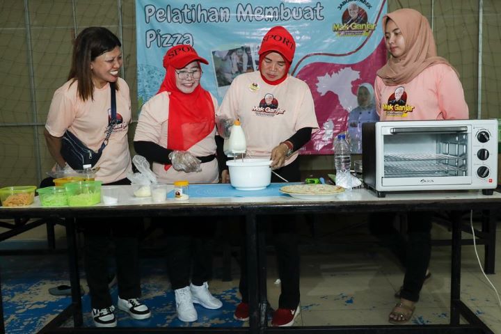 Ibu-Ibu antusias saat mengikuti pelatihan membuat piza yang digelar Mak Ganjar di kawasan Jl. Raya Jatiwaringin, Kelurahan Jatiwaringin, Kecamatan Pondok Gede, Kota Bekasi, Jawa Barat, Rabu (19/7). Foto: Mak