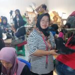 Ibu Sujiati mampu menghasilkan produk kerajinan kulit dan penjahitan sepatu dengan standar brand yang dijual di mall. Ia memulai usaha produksi kerajinan kulit berupa produksi sandal dan sepatu bersama temannya pada tahun 2019.