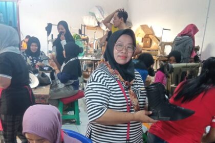 Ibu Sujiati mampu menghasilkan produk kerajinan kulit dan penjahitan sepatu dengan standar brand yang dijual di mall. Ia memulai usaha produksi kerajinan kulit berupa produksi sandal dan sepatu bersama temannya pada tahun 2019.