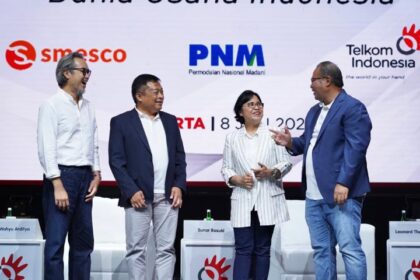 Sunar Basuki, Direktur Operasional, Digital dan Teknologi Informasi PT Permodalan Nasional Madani (PNM), Ririek Adriansyah, Direktur Utama Telkom Indonesia, dan F. M. Venusiana R., Direktur Enterprise & Business Service Telkom Indonesia, saat meresmikan kerja sama untuk meningkatkan digitalisasi para pelaku usaha mikro dan ultra mikro. Foto: PNM