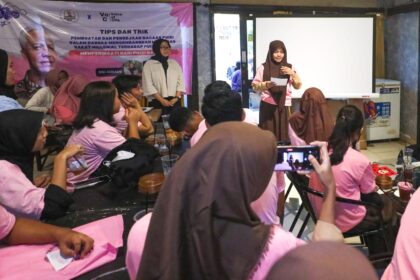 Memperingati Hari Puisi Nasional, seorang peserta perempuan berhijab milenial membacakan puisinya dihadapan para peserta lainnya yang mengikuti pelatihan pembuatan dan pengejaan puisi yang digelar Srikandi Ganjar di Jalan Taman Matraman Timur, Pegangsaan, Menteng, Jakarta Pusat pada Rabu (26/7) siang. Foto: Srikandi