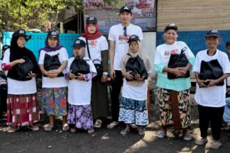 Sukarelawan Komunitas Sopir Truk (KST) Jawa Barat (Jabar) berikan santunan kepada para janda di Desa Kebondanas, Pusakajaya, Kabupaten Subang, belum lama ini. Foto: KST