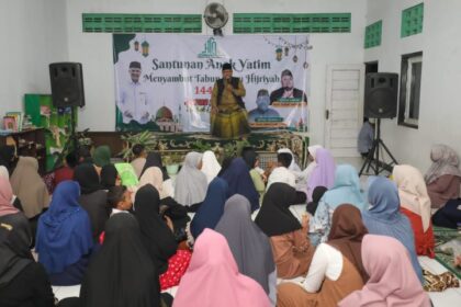 Anak-anak yatim dan duafa bersama Himpunan Santri Nusantara (Hisnu) khidmat saat mengikuti kegiatan tabligh akbar, selawat dan doa bersama di Kampung Karang Mekar, Kelurahan Tegal Munjul, Kabupaten Purwakarta, Jawa Barat pada Rabu (27/7). Foto: Hisnu