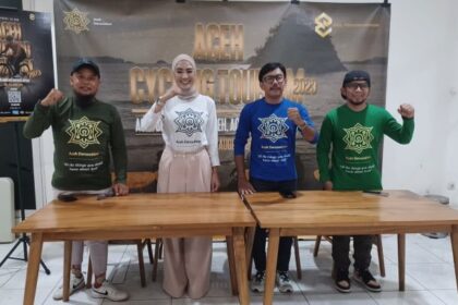 Wahono, Koordinator Lapangan, Steffy Burase, Founder Aceh Darussalam, Fitra Tara Mizar, Penggiat Sepeda, dan Baron Martanegara, Founder Brompton Owners Group Indonesia (BOGI) saat konfrensi pers event 'Aceh Cycling Tourism 2023' yang bakal digelar selama enam hari pada 16-21 Agustus 2023 di Mountes Kupi, Duren Tiga, Pancoran, Jakarta Selatan, Kamis (27/7) siang. Foto: Joesvicar Iqbal/ipol.id